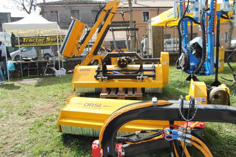 tagliaerba trincia fissa trincia laterale attrezzatura agricola orsi group zappatrice braccio decespugliatore braccio idraulico vigneto frutteto noccioleto bio allevamento bio agriculture agri agricultura 